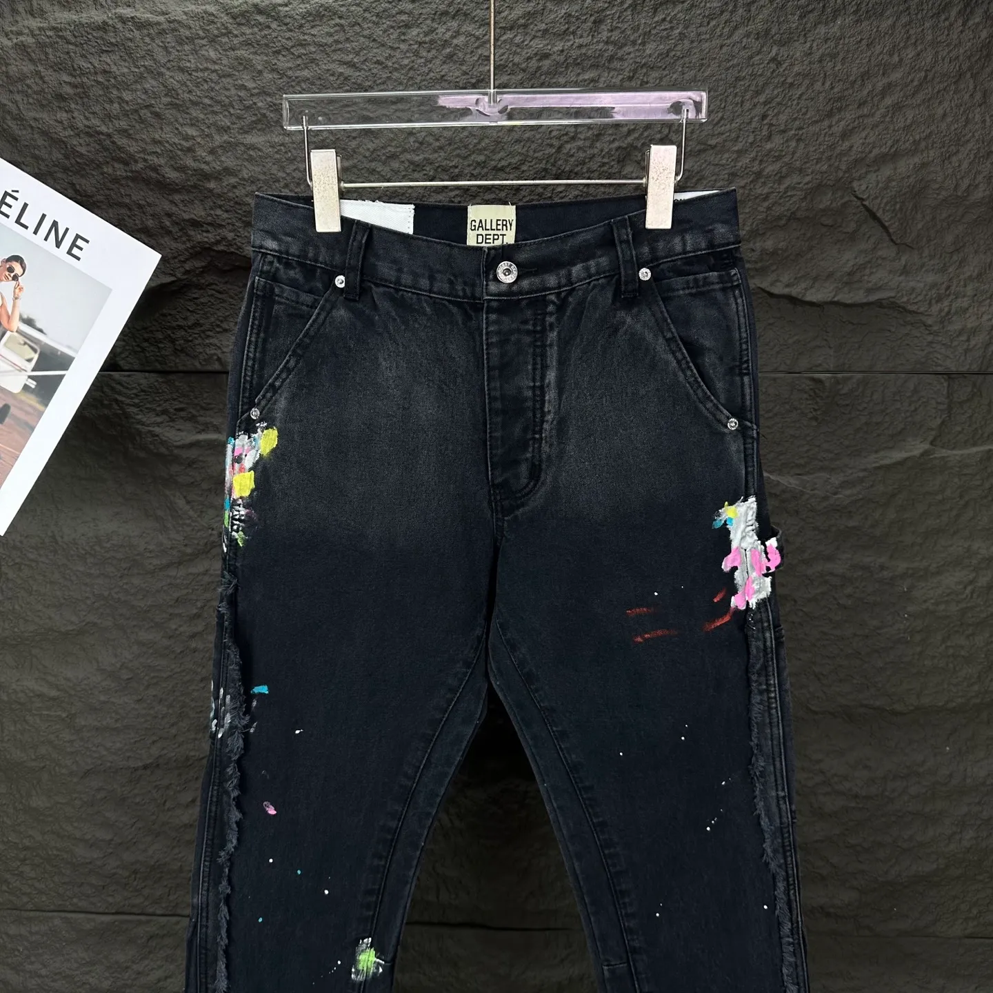 P250 GALLERY DEPT. & Croixin co-branded 2025 new splash-ink hand-painted splicing multi-pocket couple style loose washed micro-flared jeans 🔥High version🔥High version🔥 Top ceiling quality Styles with different washed textures are very friendly to people with thin legs and thick legs. The micro-flared version is very flattering. Moderate length that never goes out of style, easy to match with casually, basic styling for various styles, a must-have in the wardrobe! The fabric is stiff but also makes the upper body soft without losing texture. The washing process is even more perfect. It is a must-have item for everyone! ! ! Washed wheat, hang tag, pants label, three complete labels, color: black, size: 28, 30, 32, 34, 36 (five sizes)